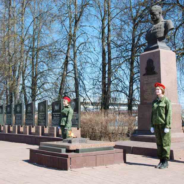 Фотографии памятника 
            Аллея Героев