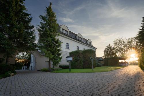 Фотография гостиницы Hotel Villa Nečas Žilina