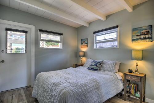 Фотографии гостевого дома
Remodeled Ventura Beach Home with Yard and Fire Pit!