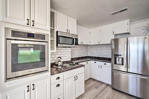 Фотография гостевого дома Waterfront Cottage with Private Pool and Lake View!