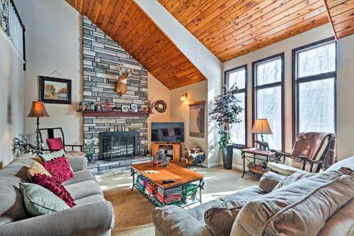 Фотографии гостевого дома
Relaxing Eagle Rock Resort Home - 1 Block to Lake!