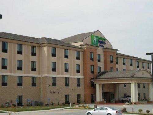 Фотография гостиницы Holiday Inn Express and Suites Urbandale Des Moines, an IHG Hotel