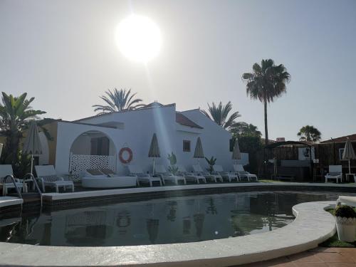 Фотография базы отдыха Rainbow Golf Bungalows, Gay Men-only Resort