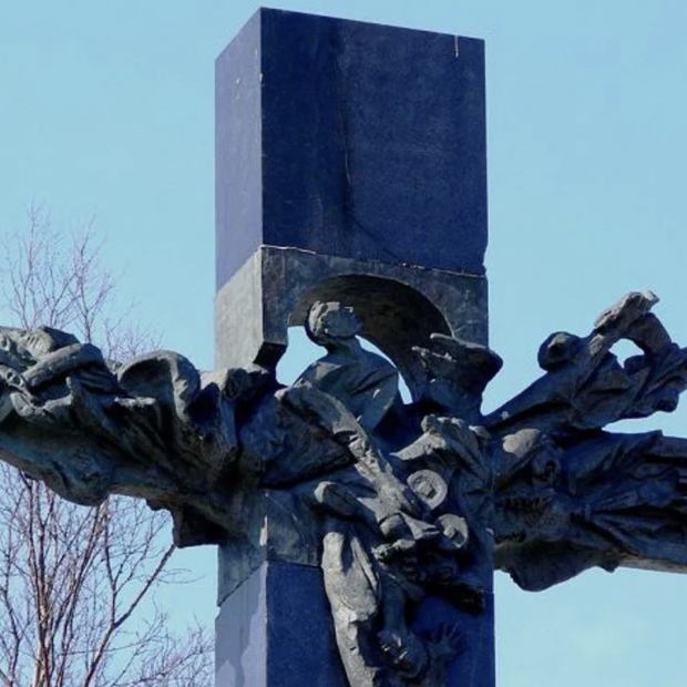 Фотографии памятника 
            Памятник Погибшим членам экипажа подводной лодки Комсомолец