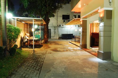 Фотография гостиницы Rumi Apartelle Hotel