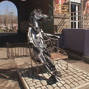 Фотография памятника Памятник Конь в пальто