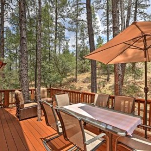 Фотография гостевого дома Prescott Cabin with Beautiful Forest Views and Deck!