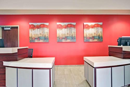 Фотография гостиницы Ramada by Wyndham Columbus Hotel & Conference Center