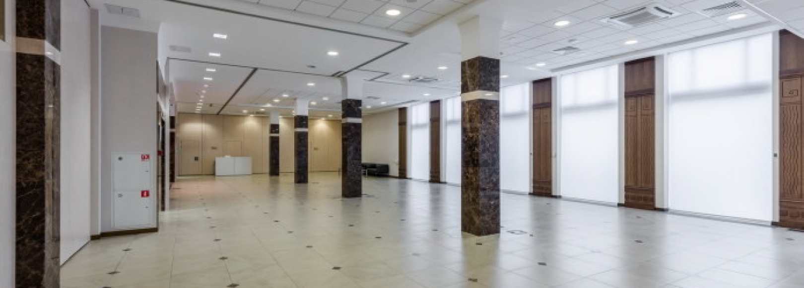 Фотография фойе ПетроКонгресс Выставочное трансформируемое пространство