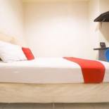 Фотография гостевого дома RedDoorz Syariah near Stadion Maulana Yusuf