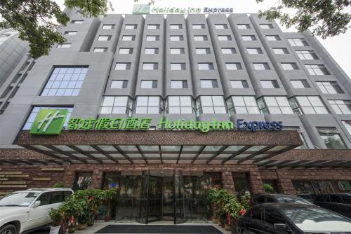 Фотографии гостиницы 
            Holiday Inn Express Chengde Downtown, an IHG Hotel