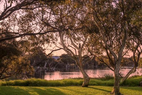 Фотографии гостевого дома 
            Lake Edge Retreat