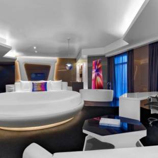 Фотографии гостиницы
V Hotel Dubai, Curio Collection by Hilton