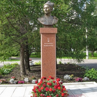 Фотография памятника Памятник-бюст Бауыржану Момышулы 