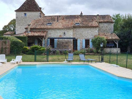 Фотография гостевого дома Maison de 6 chambres avec piscine privee jardin amenage et wifi a Thenac