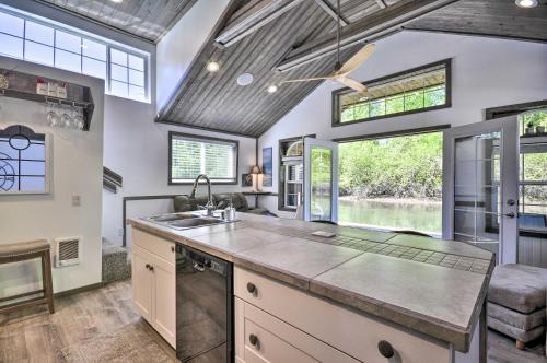 Фотография гостевого дома Floating Home on Columbia River with Provided Kayaks