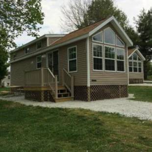 Фотографии базы отдыха
Circle M Camping Resort Loft Park Model 18