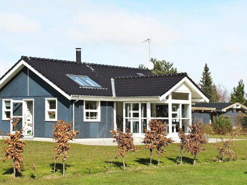 Фотография гостевого дома Three-Bedroom Holiday home in Væggerløse 21