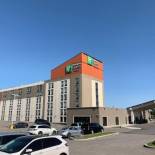 Фотография гостиницы Holiday Inn Express & Suites Toronto Airport West, an IHG Hotel