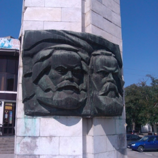 Фотография памятника Памятник Карлу Марксу и Фридриху Энгельсу