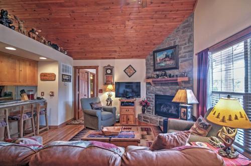 Фотографии гостевого дома 
            Branson Little Cedar Resort-Style Cabin with Porch!