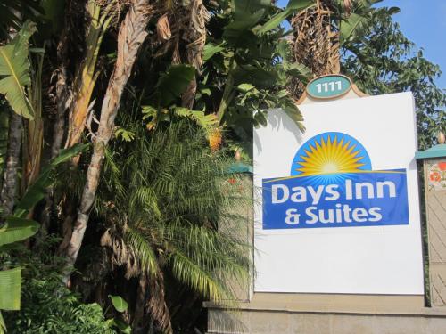 Фотография мотеля Days Inn & Suites by Wyndham Anaheim At Disneyland Park