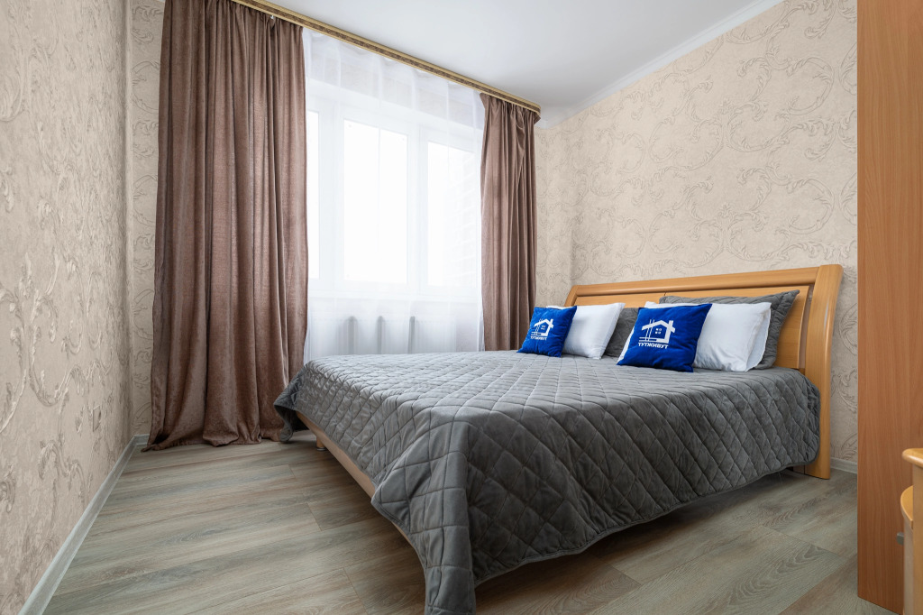 Фотография квартиры Квартира Тут Живут | Сарабеева 9 |1 комнатная  с диваном на кухне