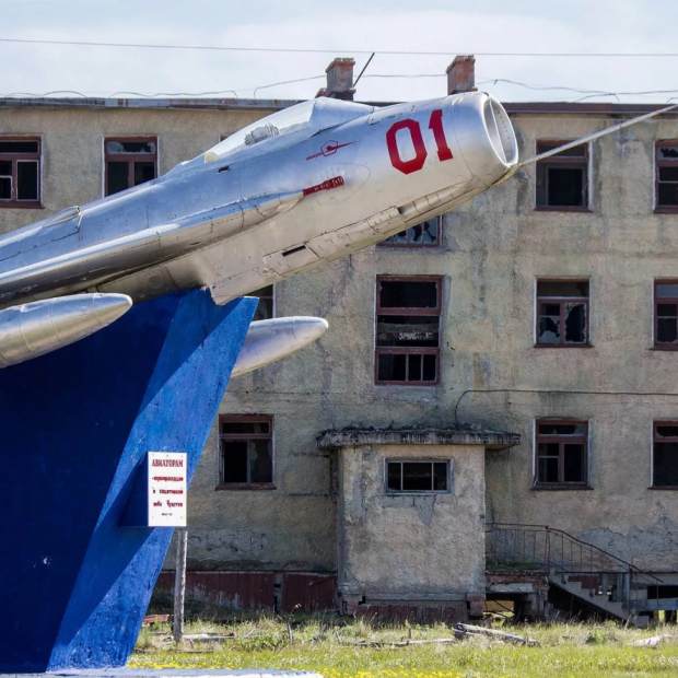 Фотография памятника Авиаторам-первопроходцам и защитникам неба Чукотки