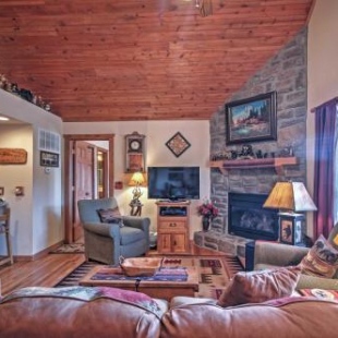 Фотография гостевого дома Branson Little Cedar Resort-Style Cabin with Porch!