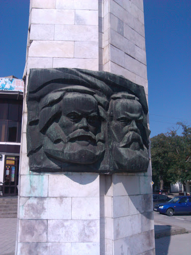 Фотографии памятника 
            Памятник Карлу Марксу и Фридриху Энгельсу
