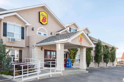 Фотография гостиницы Super 8 by Wyndham Cochrane