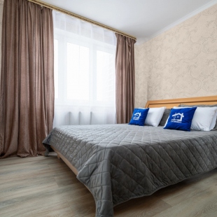 Фотография квартиры Квартира Тут Живут | Сарабеева 9 |1 комнатная  с диваном на кухне