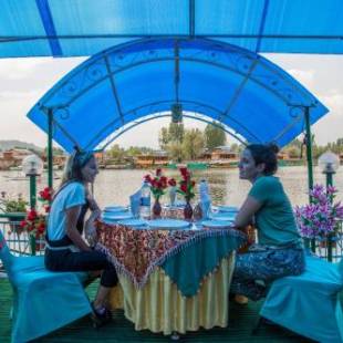 Фотографии мини отеля
Swan Group of Houseboats, Golden Dal Lake