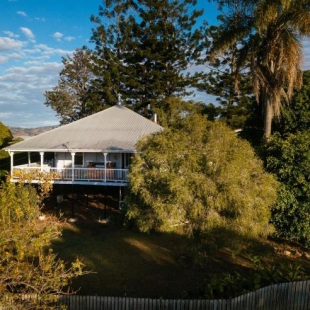 Фотография гостевого дома Stunning Queenslander with Views & Puppy Friendly