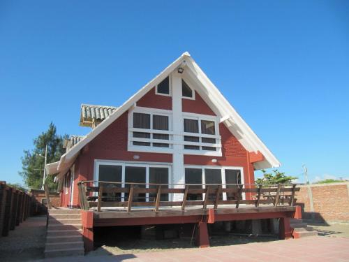 Фотография гостевого дома Chatet Suizo al pie del mar