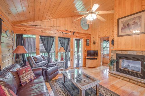 Фотография гостевого дома Bear Escape, 1 Bedroom, Sleeps 4, Hot Tub, Pool Table, Jacuzzi Tub