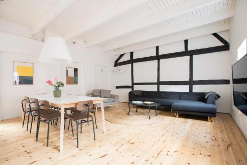 Фотография гостевого дома The Townhouse - Into This Place