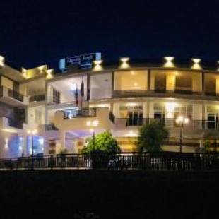 Фотографии гостиницы
Queens Beach Hotel