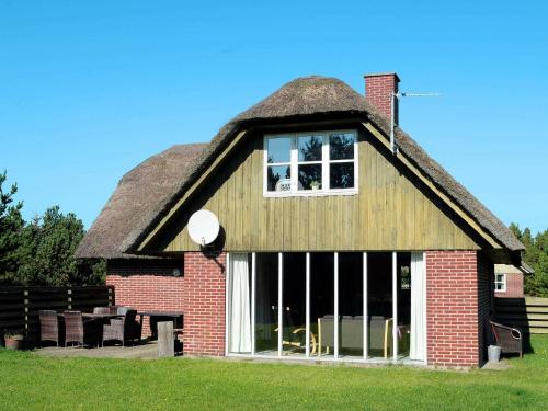 Фотография гостевого дома Three-Bedroom Holiday home in Blåvand 26