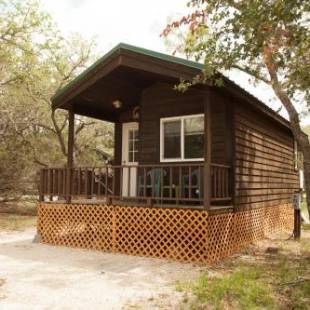 Фотографии базы отдыха 
            Medina Lake Camping Resort Studio Cabin 1
