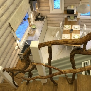 Фотография Коттеджа Частный дом Дом на скале с видом на озеро.