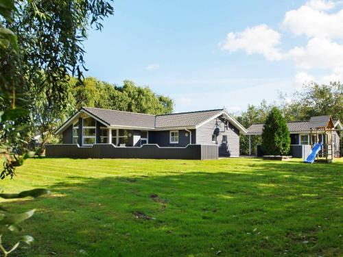 Фотография гостевого дома Three-Bedroom Holiday home in Hemmet 14