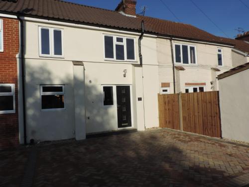 Фотография гостевого дома 4 Bed Farnborough Air Accommodation