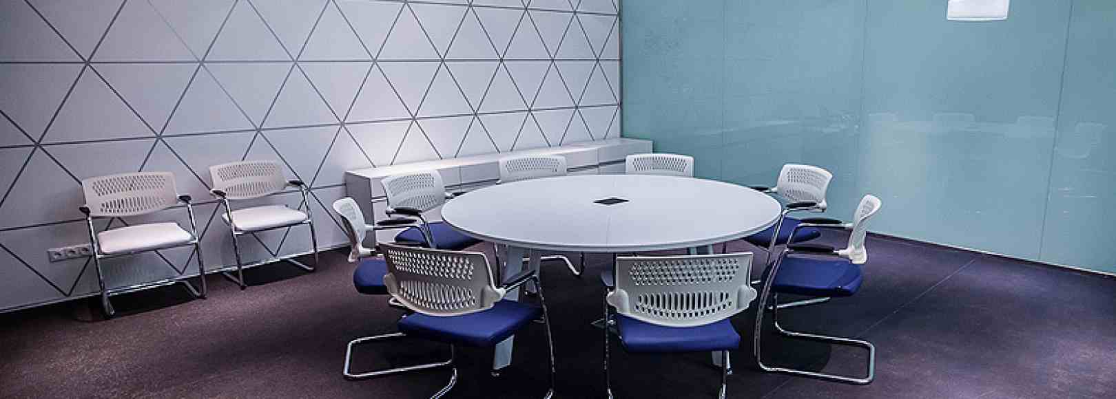 Фотография комнаты для переговоров ОЭЗ Технополис Москва Конгресс-центр Переговорная Менделеев