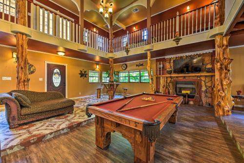 Фотография гостевого дома Spacious Conroe Home with Foosball and Pool Table!