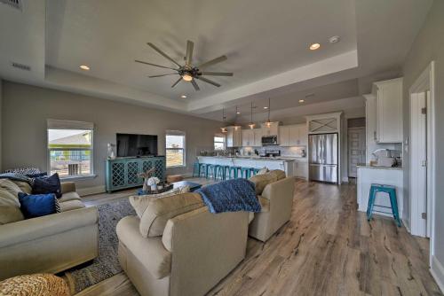 Фотографии гостевого дома
Crystal Beach Home with Deck, Patio and Ocean Views