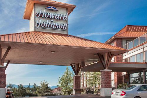 Фотография гостиницы Howard Johnson by Wyndham Victoria Elk Lake Hotel & Suites