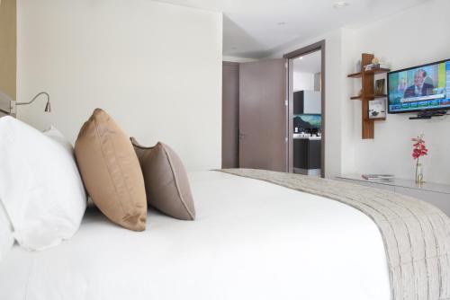 Фотография гостиницы Hotel 100 Luxury Suites by Preferred