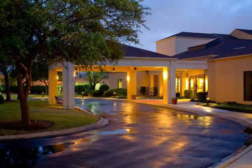 Фотография гостиницы Courtyard by Marriott San Antonio Medical Center