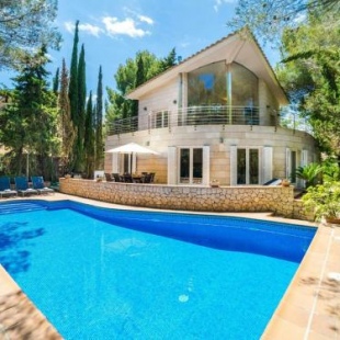 Фотография гостевого дома Spectacular villa with three levels located in quiet area